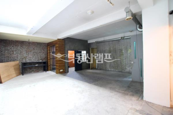 서울 강남구 신사동 계천빌딩동 ★ 지하 스튜디오 사무실 ★ 월세 매물번호 11442 사진 2