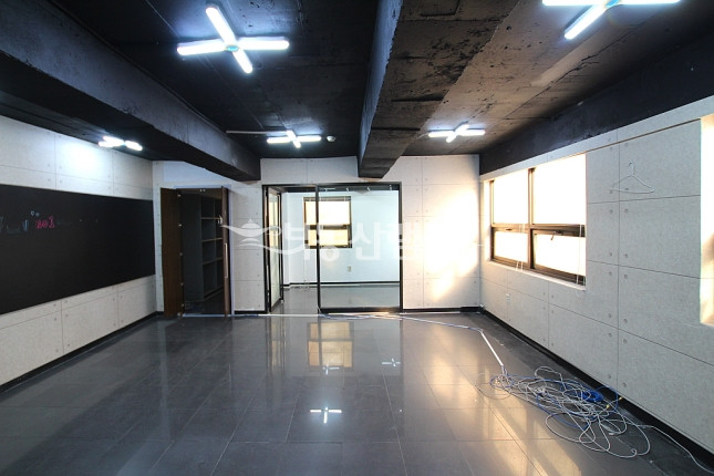 서울 강남구 논현동 동암빌딩동 ★ 블랙노출 천정 인테리어 사무실 ★ 월세 매물번호 12345 사진 1