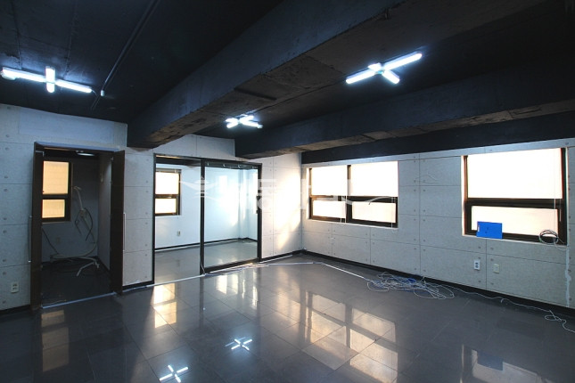 서울 강남구 논현동 동암빌딩동 ★ 블랙노출 천정 인테리어 사무실 ★ 월세 매물번호 12345 사진 4