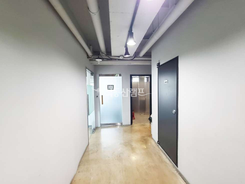 서울 강남구 대치동 단기 임대 가능한 다용도 노출디자인의 사무실 월세 매물번호 10095 사진 4