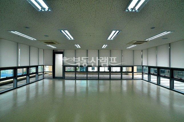서울 강남구 논현동 ♥대로변 역세권 테라스 환상적인 3층 전층 단독 사용 사무실 월세 매물번호 12840 사진 1