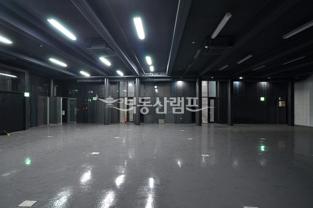 서울 강남구 신사동 ♥층고4M터 넓은 다용도 사무실 월세 매물번호 12935 사진 1
