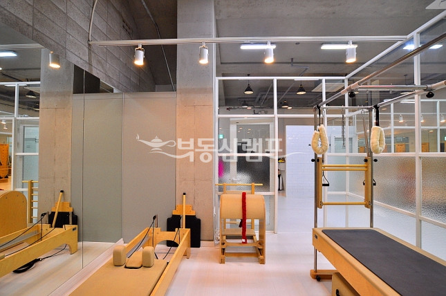 서울 강남구 논현동 ♥역세권 층고 4.8M 신축급 넓은 다용도 사무실 월세 매물번호 12947 사진 3