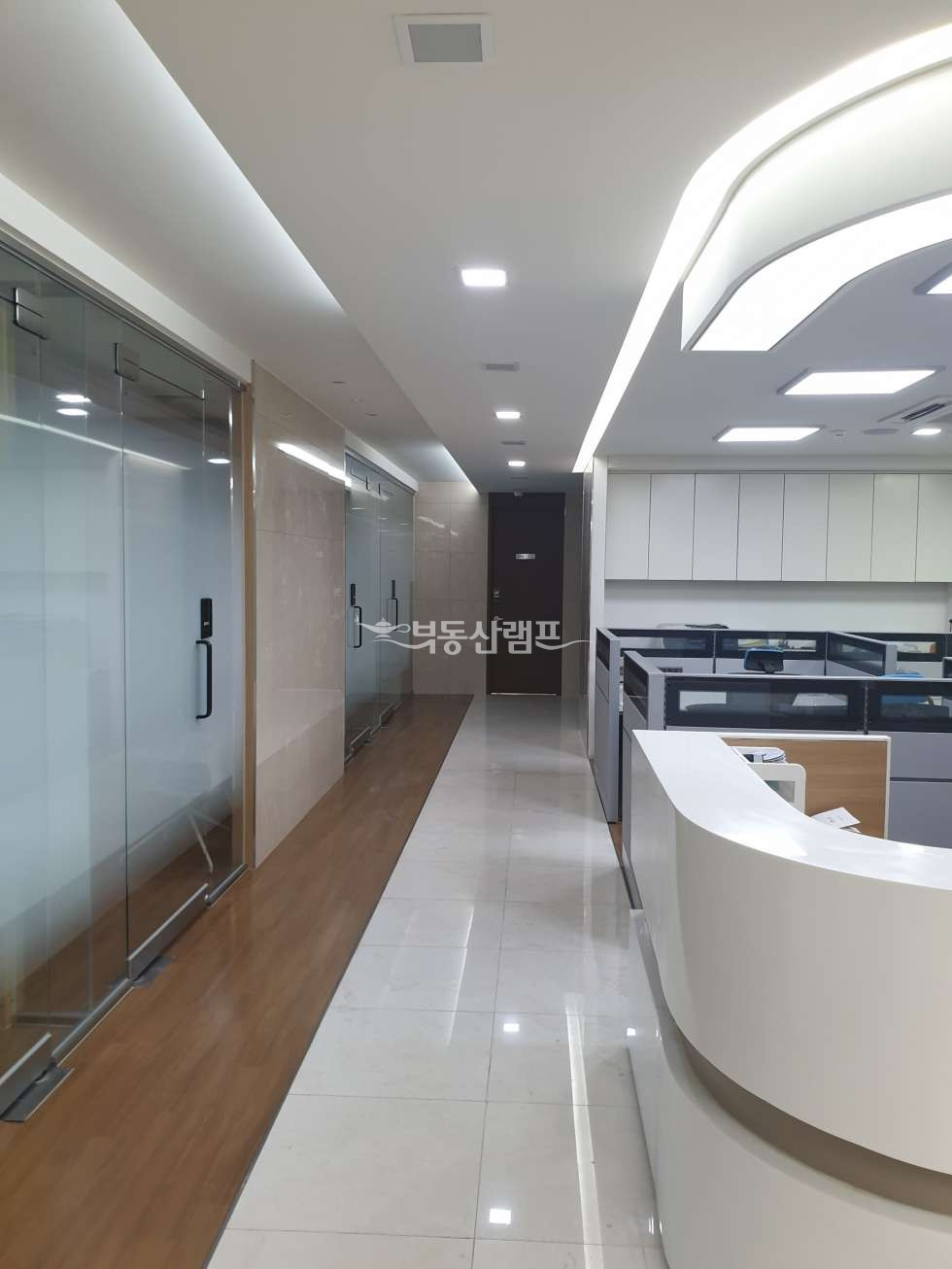 서울 강남구 역삼동 역삼역 출구앞 대로변 대형사무실 월세 매물번호 10115 사진 1
