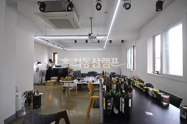 서울 강남구 신사동 ● 가로수길 옆 화이트 노출 깔끔 사무실 월세 매물번호 13514 사진 3