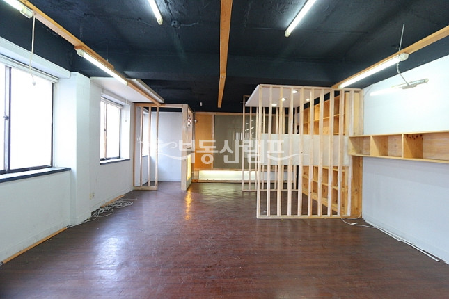 서울 서초구 양재동 ☎☏역세권 저렴한 임대료 노출인테리어 월세 매물번호 13621 사진 1