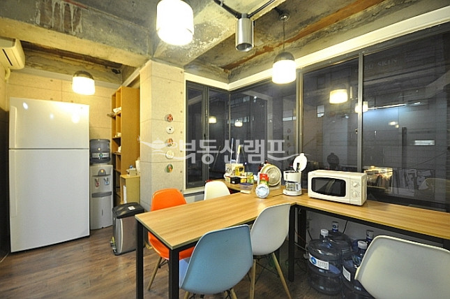 서울 강남구 신사동 ● 아이디어가 샘솟을 것만 같아요 월세 매물번호 13883 사진 9