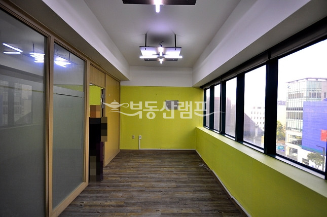서울 서초구 서초동 대로변의 깔끔한 인테리어 사무실 임대 월세 매물번호 14025 사진 3