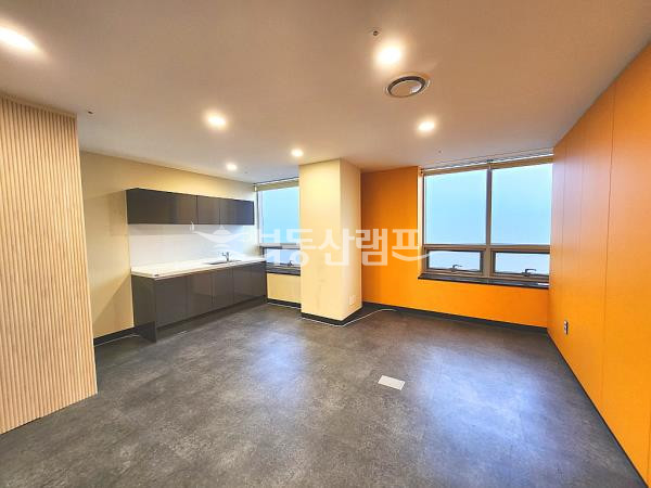 서울 강남구 논현동 도산대로 대로변 룸6 업무홀2 AAA급 인테리어 사무실 월세 매물번호 14270 사진 3