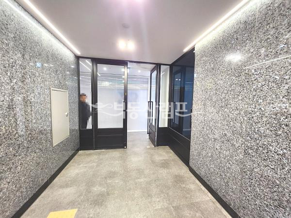 서울 강남구 논현동 도산대로 대로변 룸6 업무홀2 AAA급 인테리어 사무실 월세 매물번호 14270 사진 9