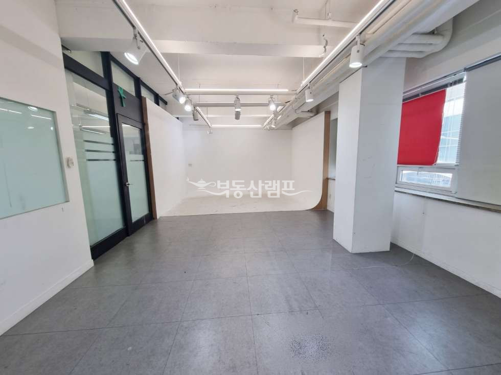 서울 강남구 역삼동 대로변 코너 스튜디어 가능한 엔틱한 사무실 월세 매물번호 10272 사진 3