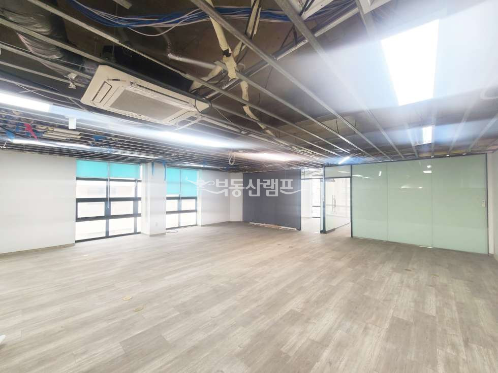 서울 강남구 역삼동 무료 주차 3대 + @ , 노출 천장 월세 매물번호 10302 사진 3