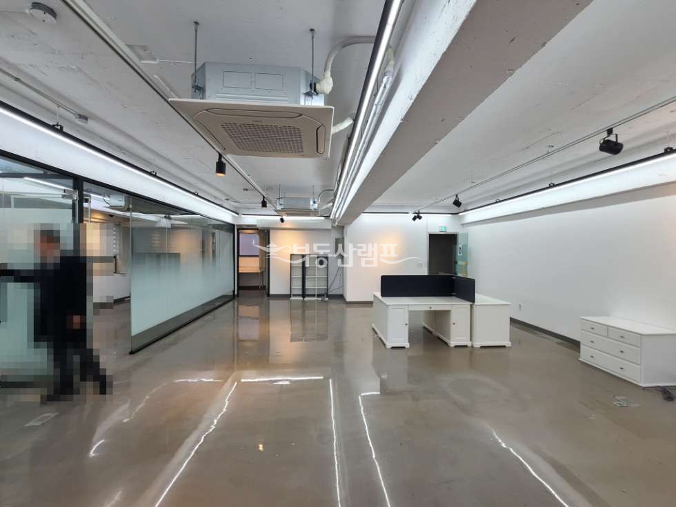 서울 강남구 역삼동 대로변 노출 천장 인테리어 사무실 월세 매물번호 10312 사진 1