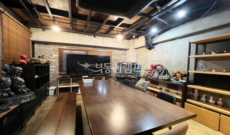 서울 강남구 논현동 유니크한 인테리어가 돋보이는 사무실/ 강남구청역 사무실임대 월세 매물번호 14701 사진 4