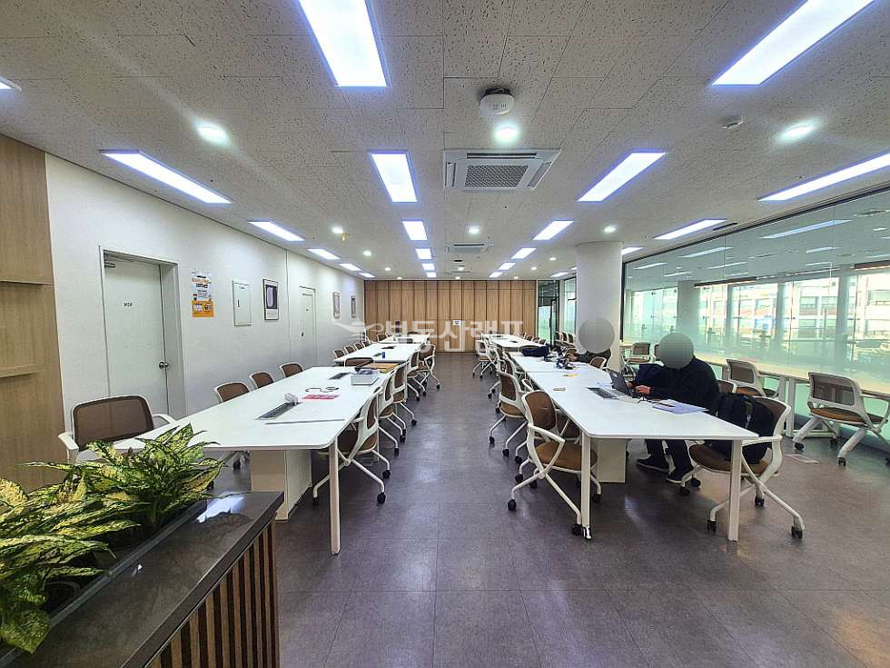서울 성동구 성수동2가 성수동 대로변 전용116평 대형 사무실 월세 매물번호 14830 사진 1