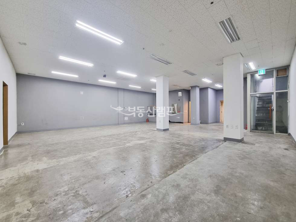 서울 강남구 역삼동 층고 높은 사무실, 출입구2개, 스튜디오추천 월세 매물번호 15125 사진 1