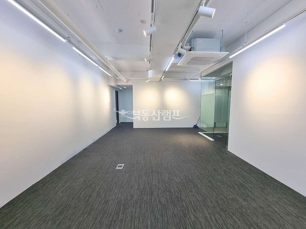 서울 강남구 논현동 학동역 2분 엔틱한 레일조명인테리어 사무실 월세 매물번호 10506 사진 1