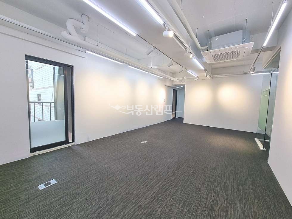 서울 강남구 논현동 학동역 2분 엔틱한 레일조명인테리어 사무실 월세 매물번호 10506 사진 2