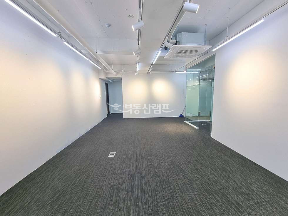 서울 강남구 논현동 학동역 2분 엔틱한 레일조명인테리어 사무실 월세 매물번호 10506 사진 4