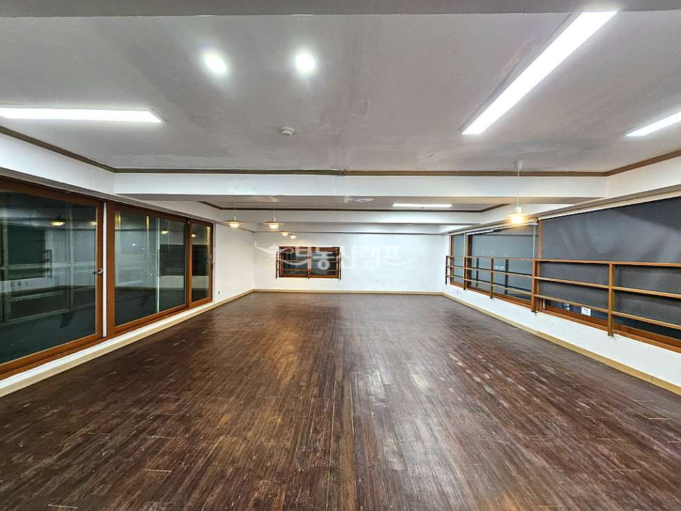 서울 강남구 논현동 논현역 도보2분 최고층 넓은 홀 공간 단독 사무실 월세 매물번호 10635 사진 1