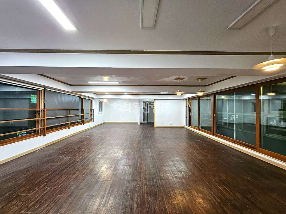 서울 강남구 논현동 논현역 도보2분 최고층 넓은 홀 공간 단독 사무실 월세 매물번호 10635 사진 3