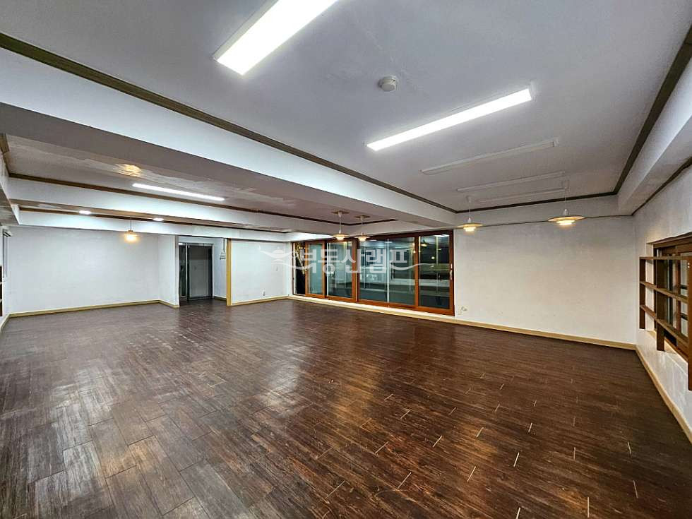 서울 강남구 논현동 논현역 도보2분 최고층 넓은 홀 공간 단독 사무실 월세 매물번호 10635 사진 4